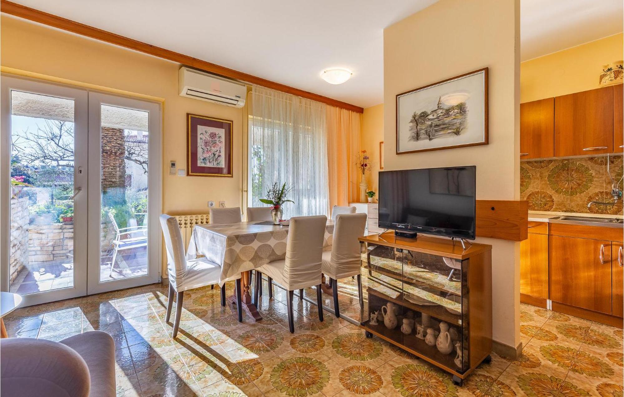 Apartman Lovely In With Kitchen
