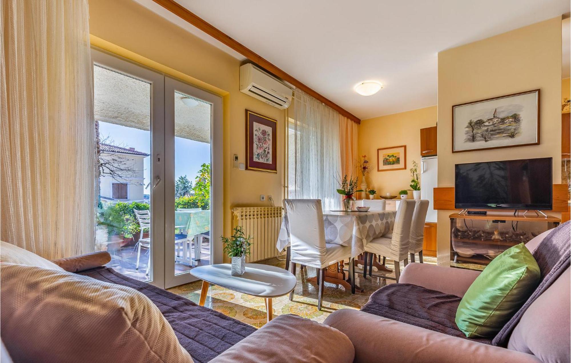 Apartman Lovely In With Kitchen Pula
